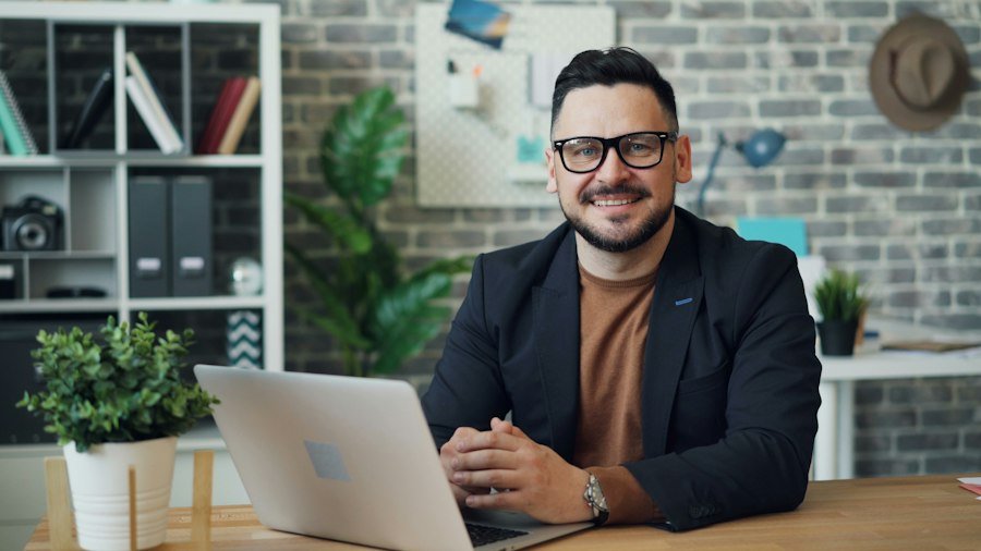 Emprendedor tomando una clase de UDE desde su portátil