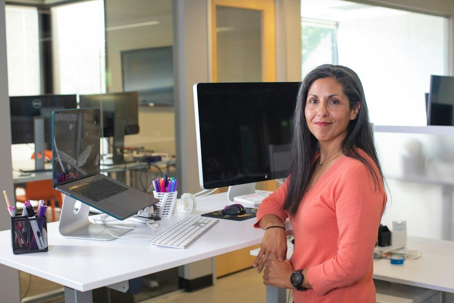 Emprendedora en su oficina con varias pantallas